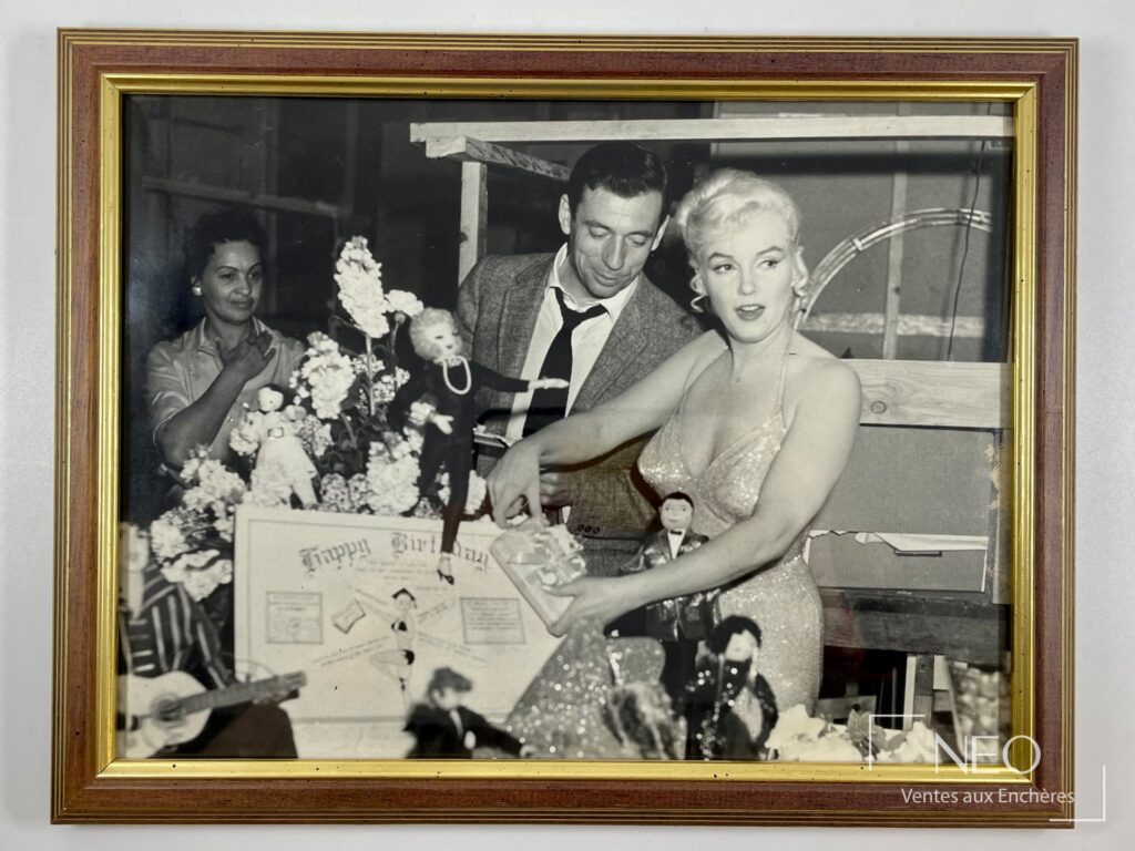 Photographie encadrée de Marylin Monroe et Yves Montand lors d’une scène d’anniversaire