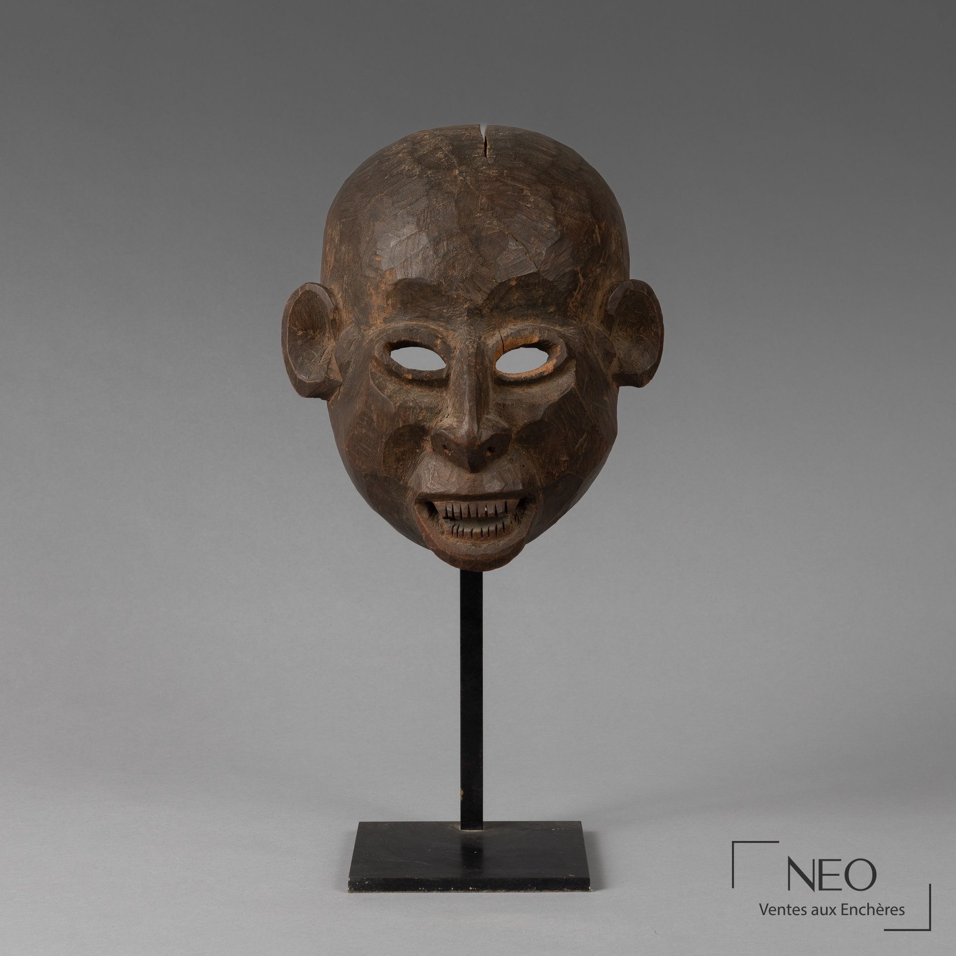 Masque en bois vu de face