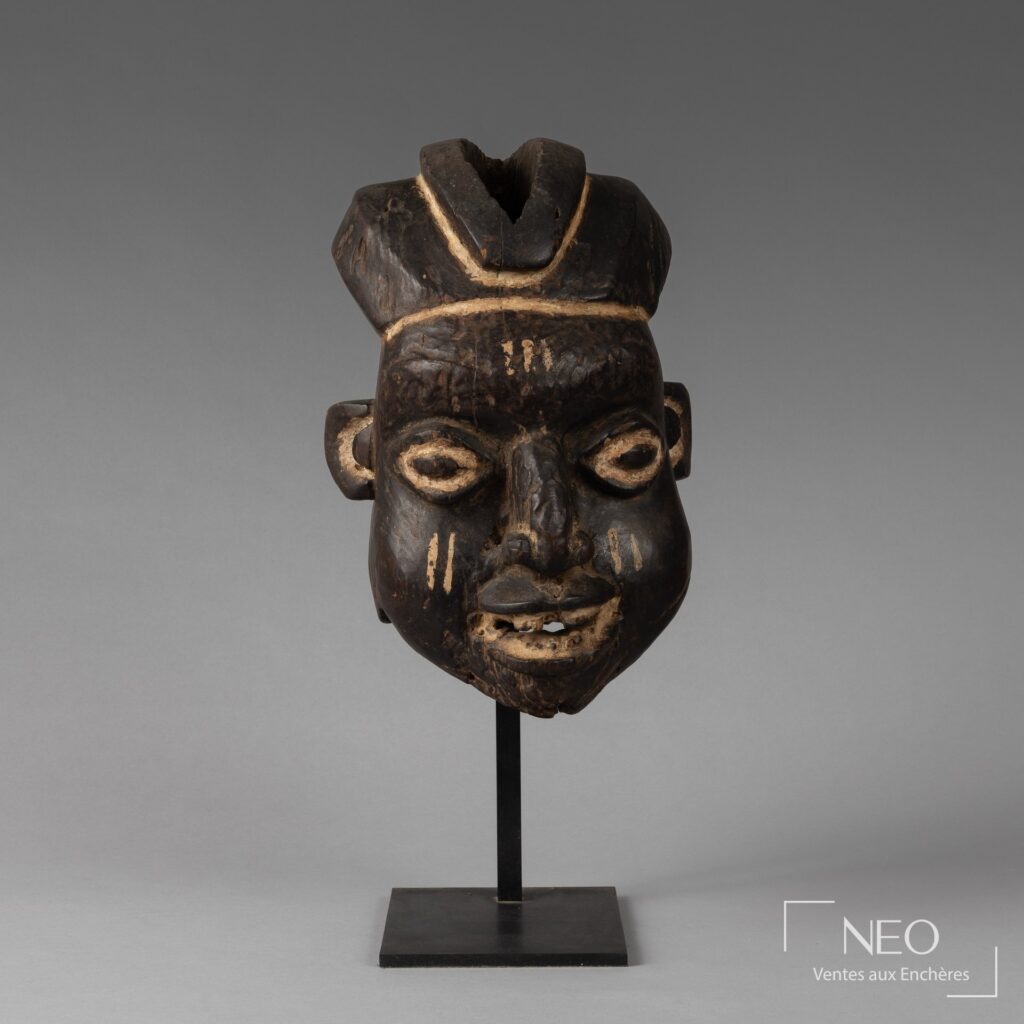 Masque Bamoum en bois présenté de face sur son socle