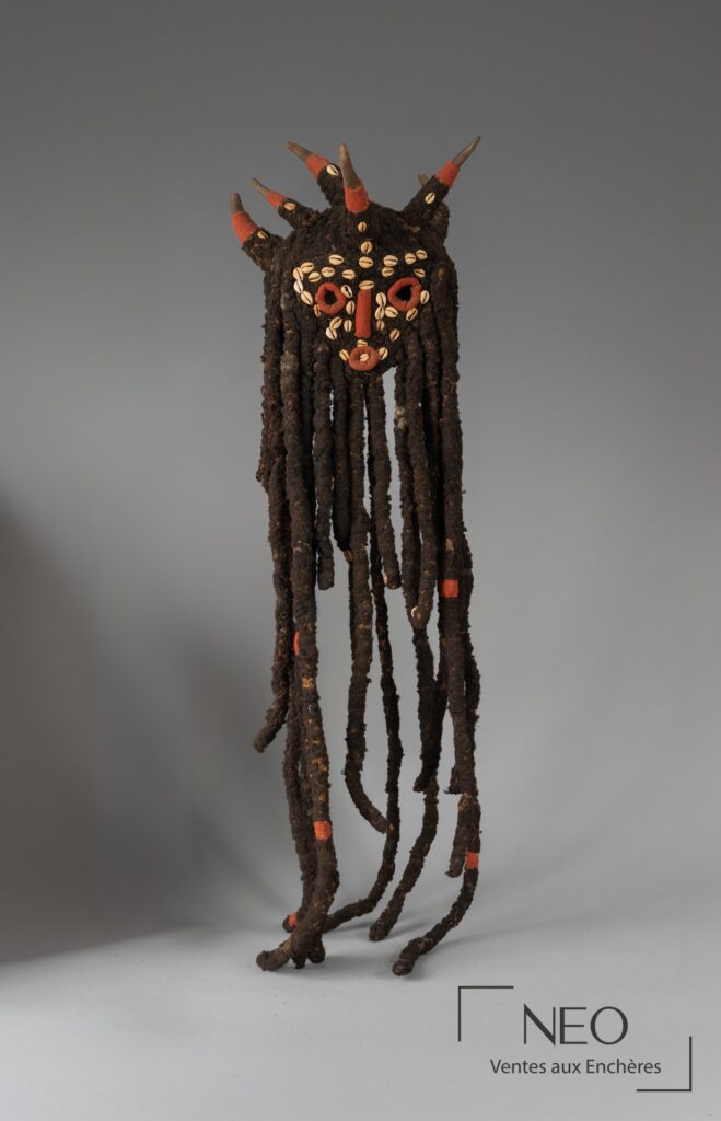 Masque-cagoule Bamileke en fibres avec cornes et coquillages