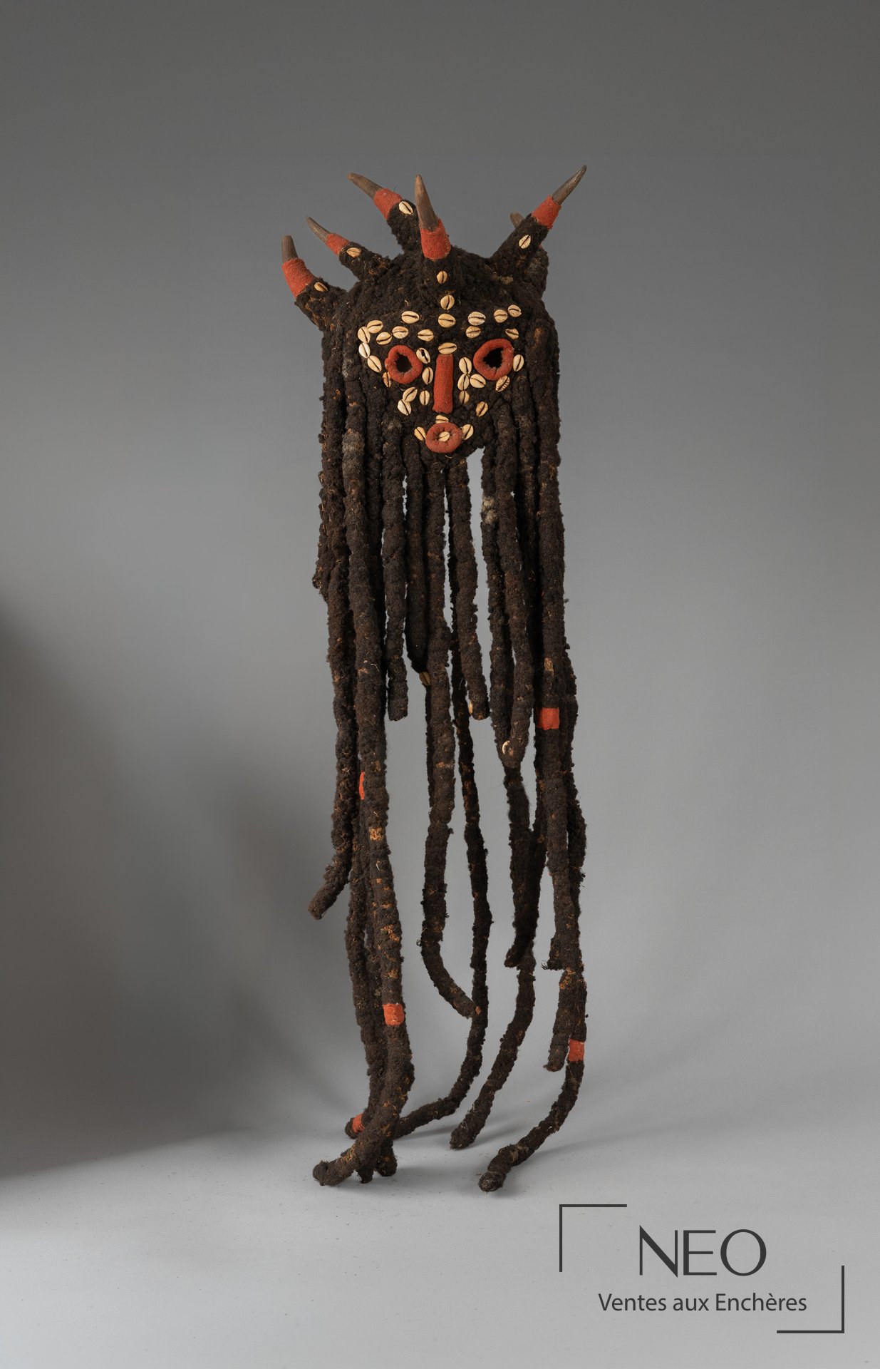 Masque-cagoule Bamileke en fibres avec cornes et coquillages