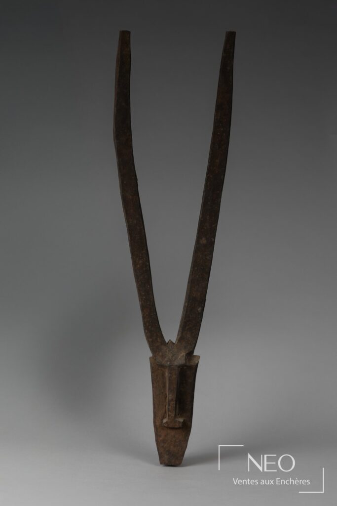 Masque d’applique en bois à longues tiges verticales