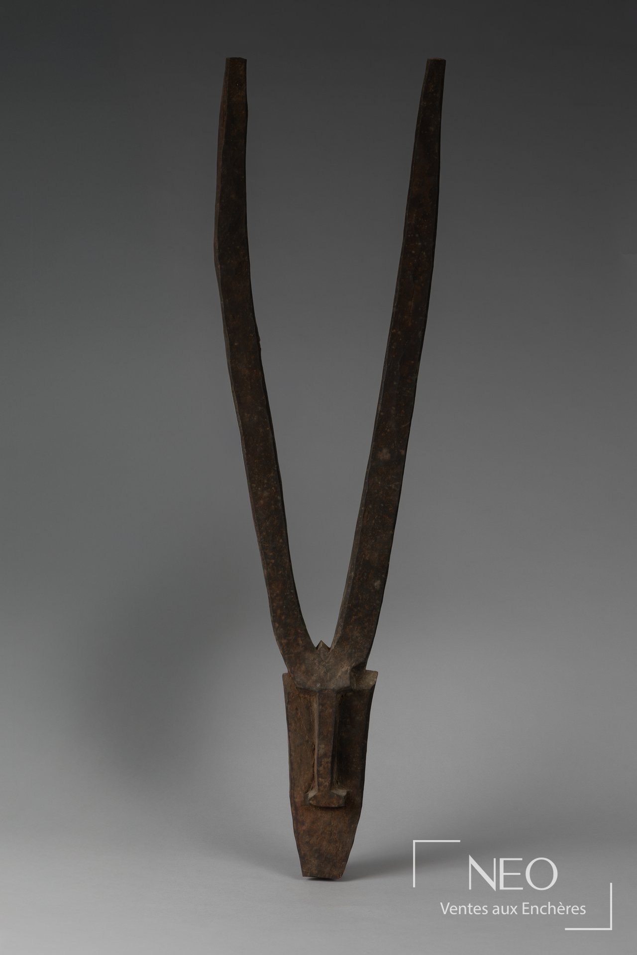 Masque d’applique en bois à longues tiges verticales