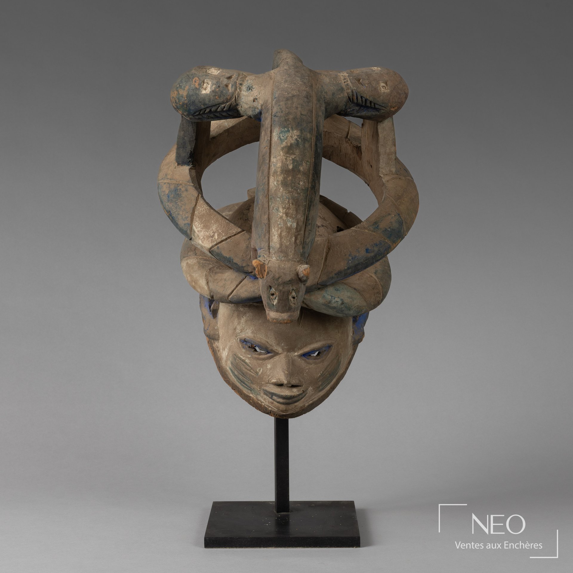 Masque gelede Yoruba en bois présenté de face sur son socle