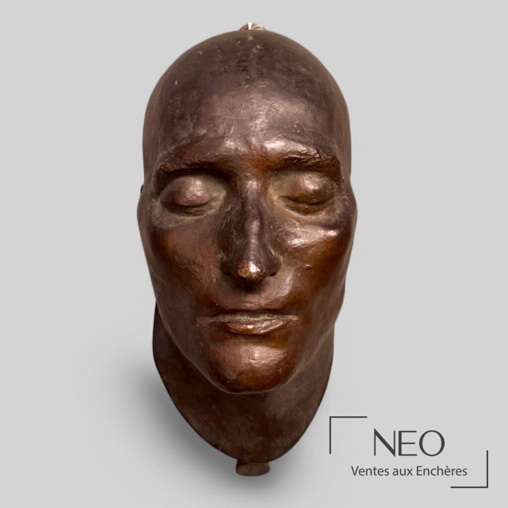 Masque mortuaire en bronze patiné représentant le visage de Napoléon Ier