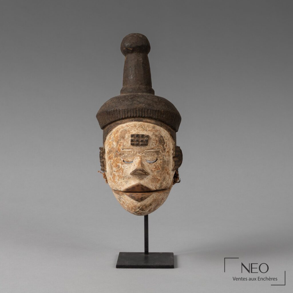 Masque Ogoni en bois vu de face