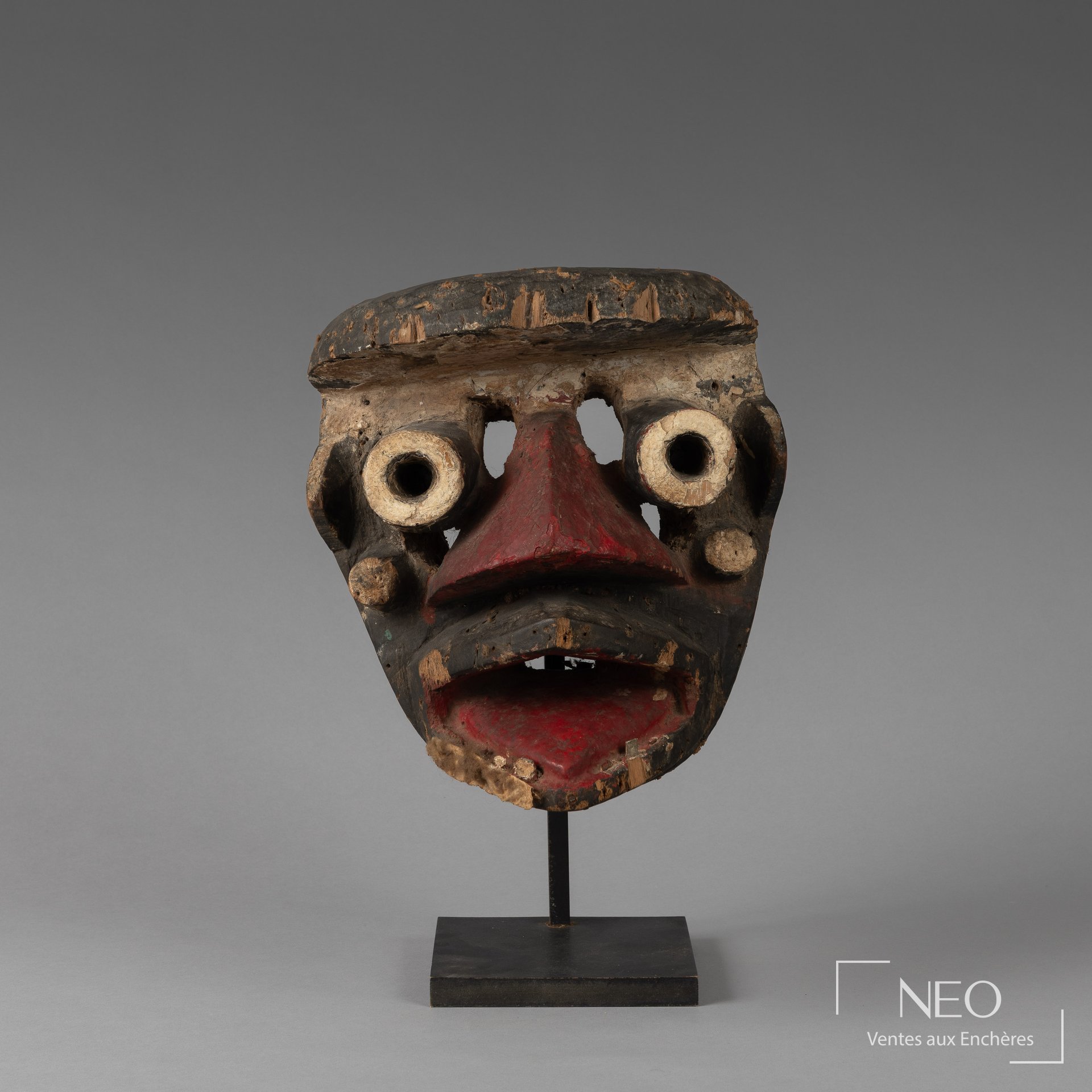 Masque Wé en bois vu de face