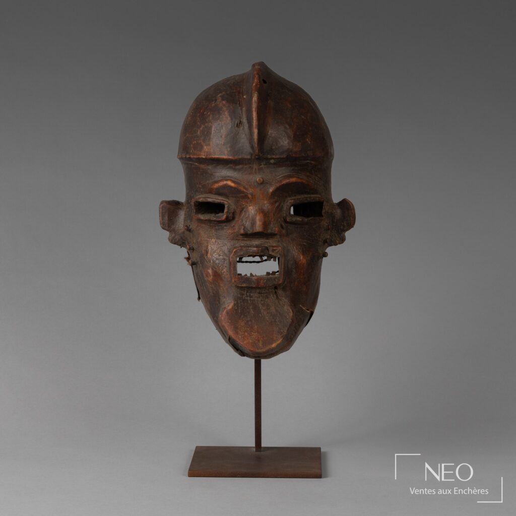 Masque Widekum du Nigeria en bois et cuir