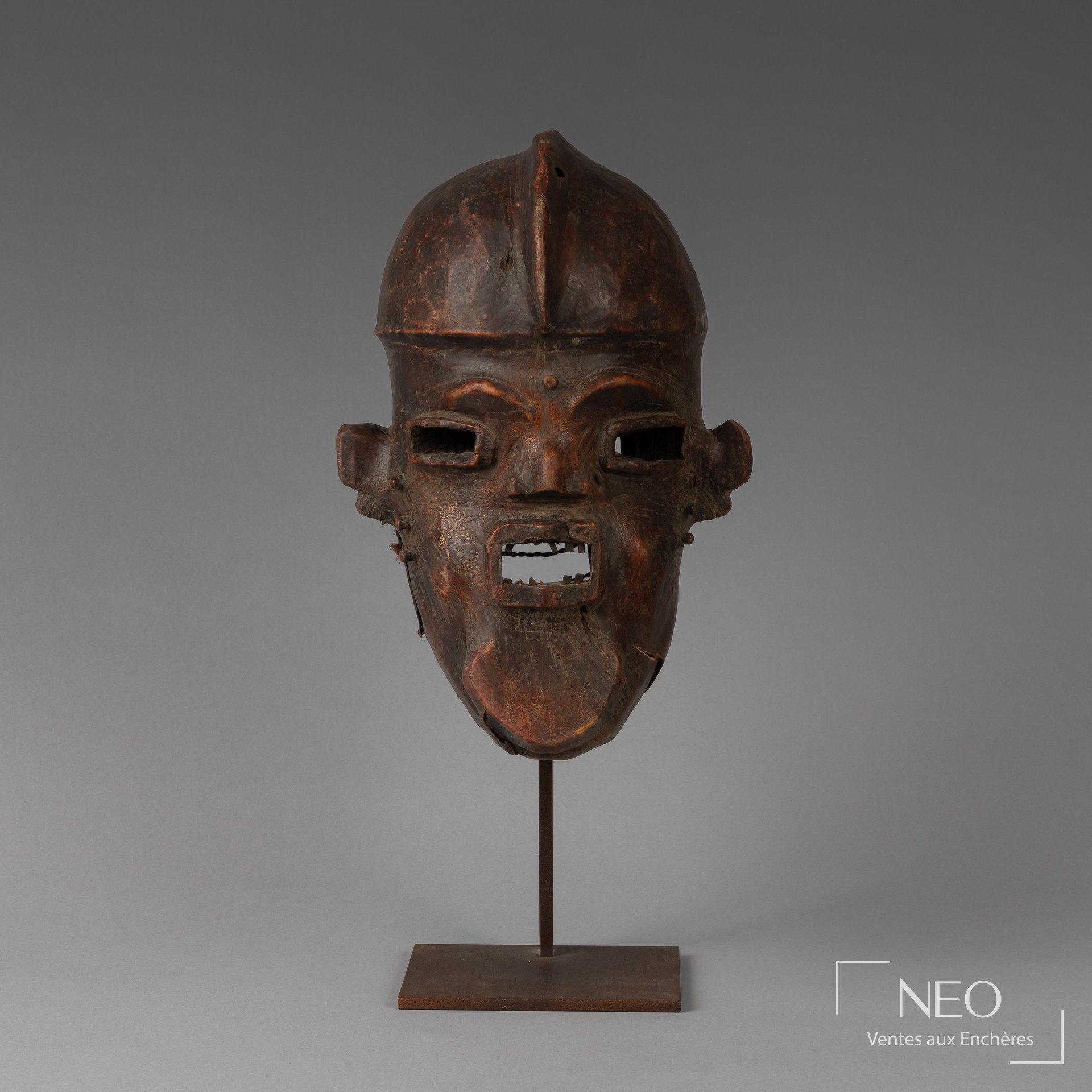 Masque Widekum du Nigeria en bois et cuir