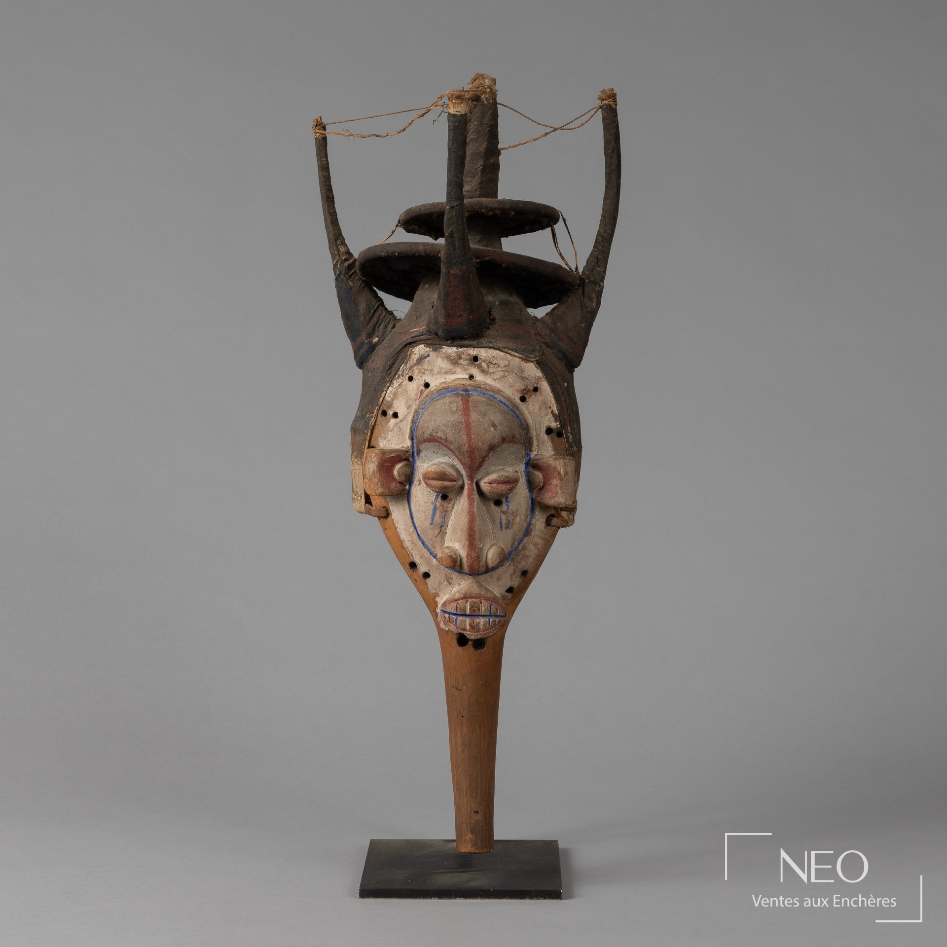 Masque Yaka Congo RDC en bois et fibre, hauteur 68 cm