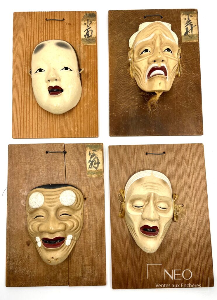 Ensemble de quatre masques de théâtre japonais peints sur leurs planches de bois