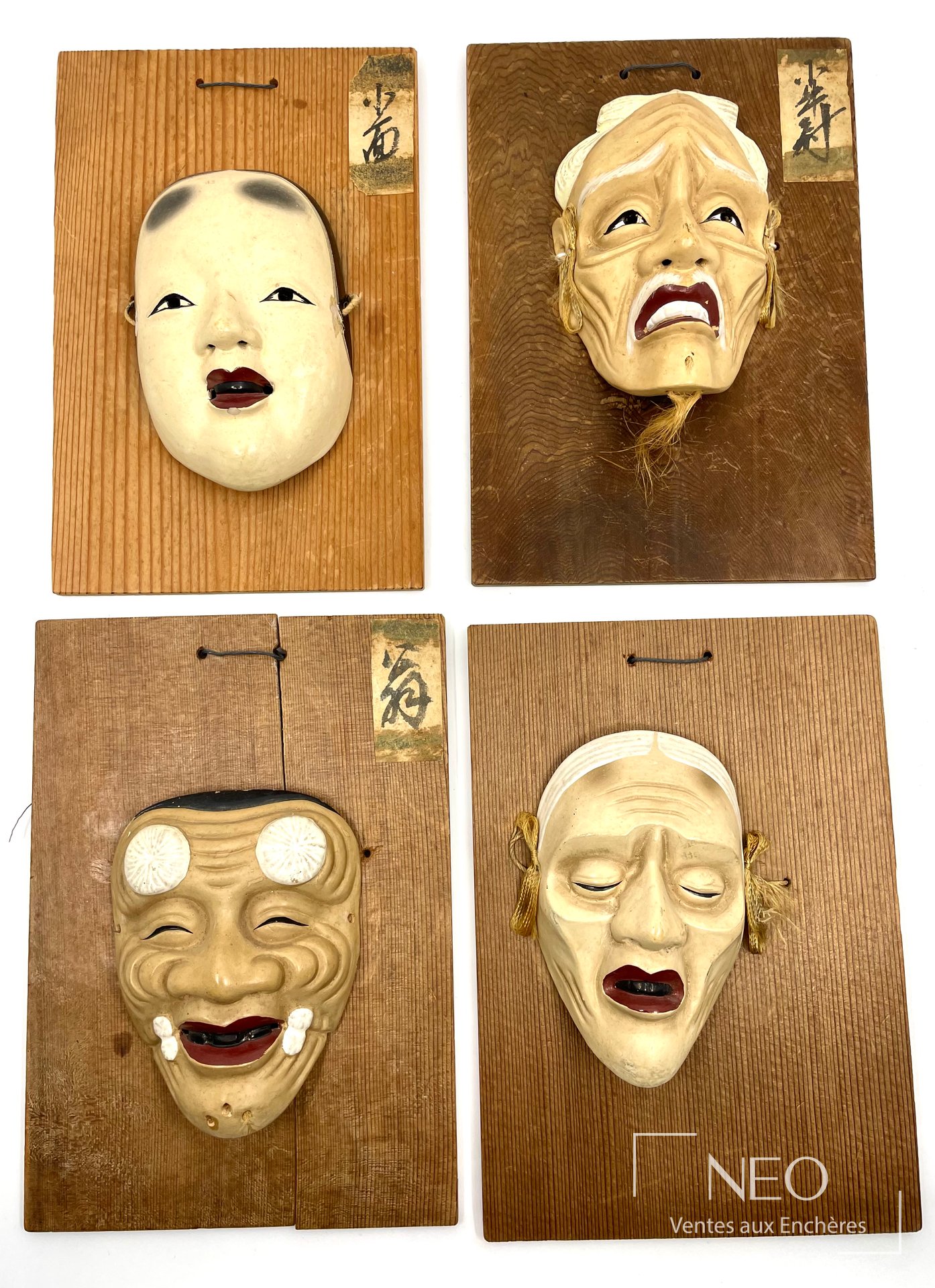 Ensemble de quatre masques de théâtre japonais peints sur leurs planches de bois