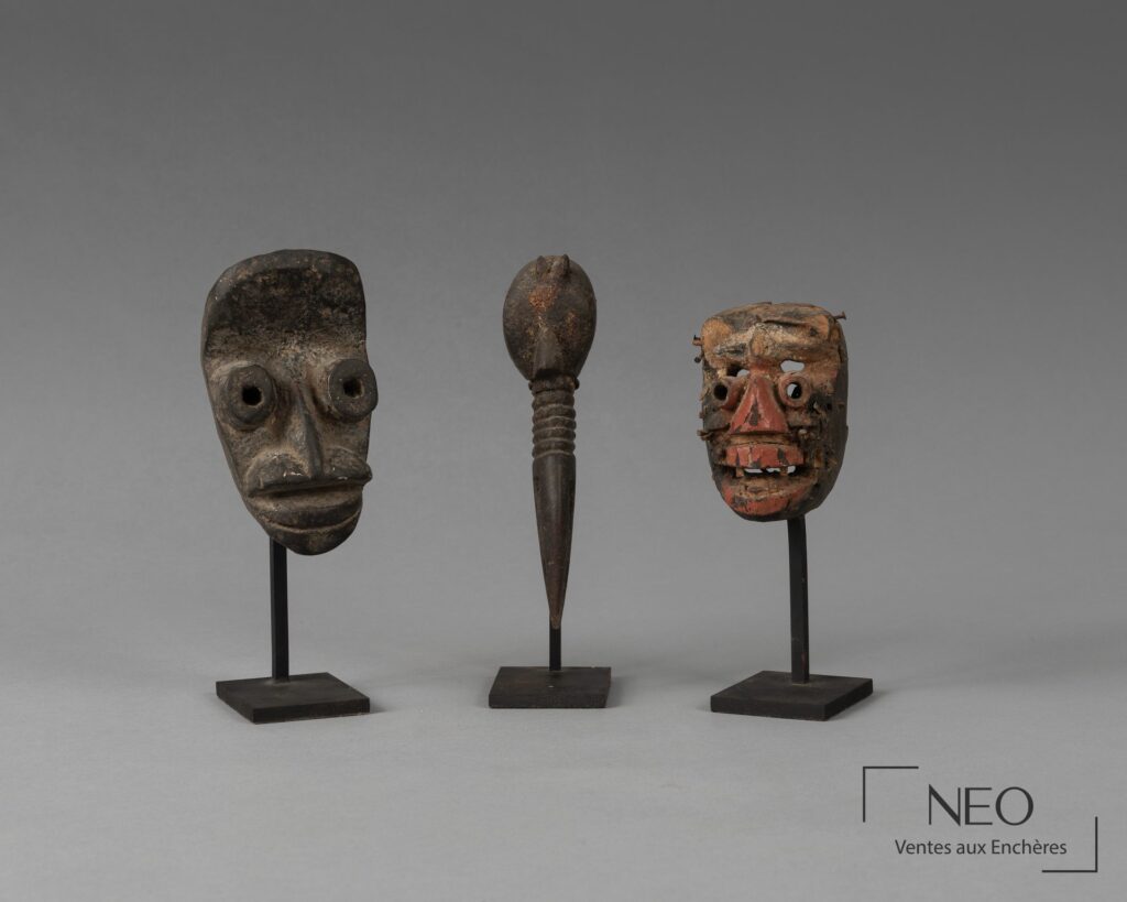 Trois masques passeport en bois