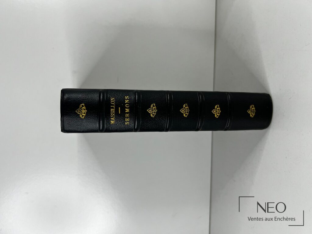 Dos noir de la reliure avec titre Massillon Sermons et fleurons dorés