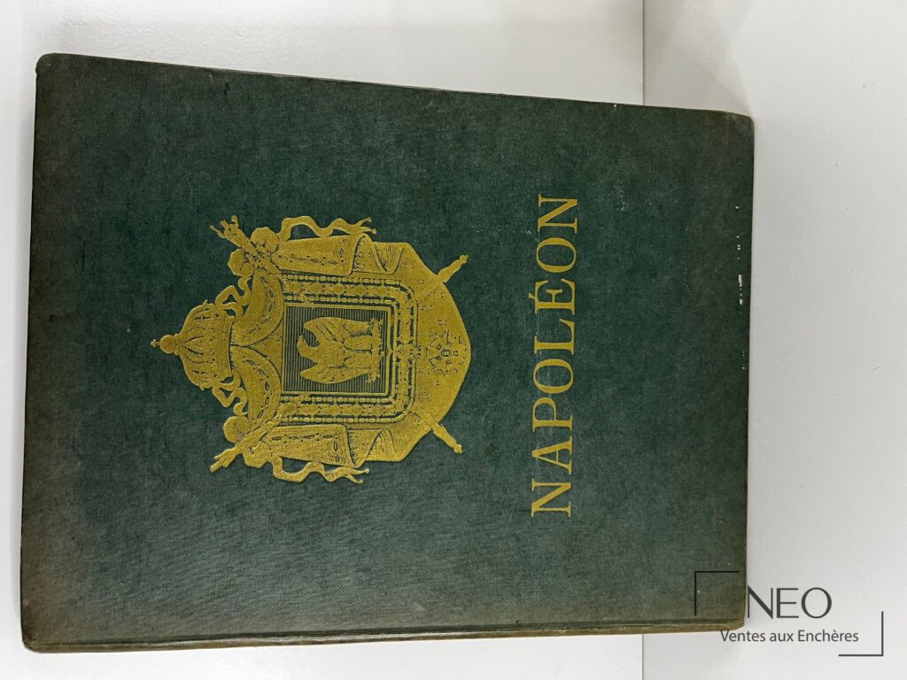 Couverture verte ornée d’un décor doré au titre Napoléon