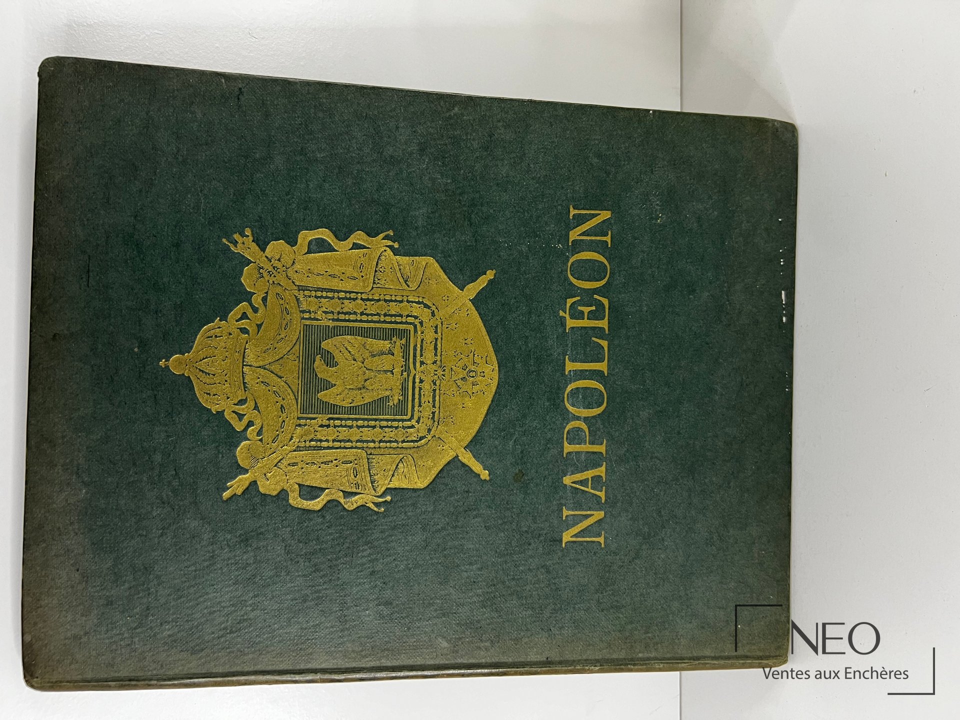 Couverture verte ornée d’un décor doré au titre Napoléon