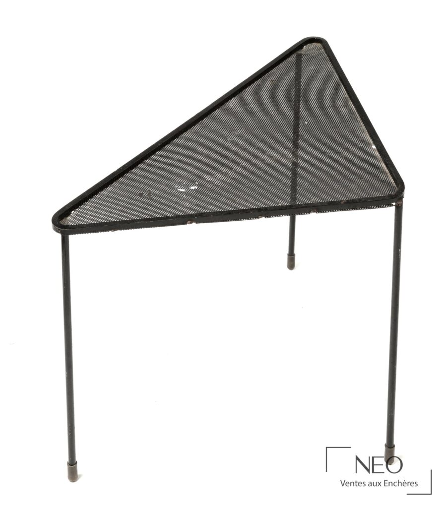 Table basse triangulaire en métal perforé noir avec piètement tubulaire
