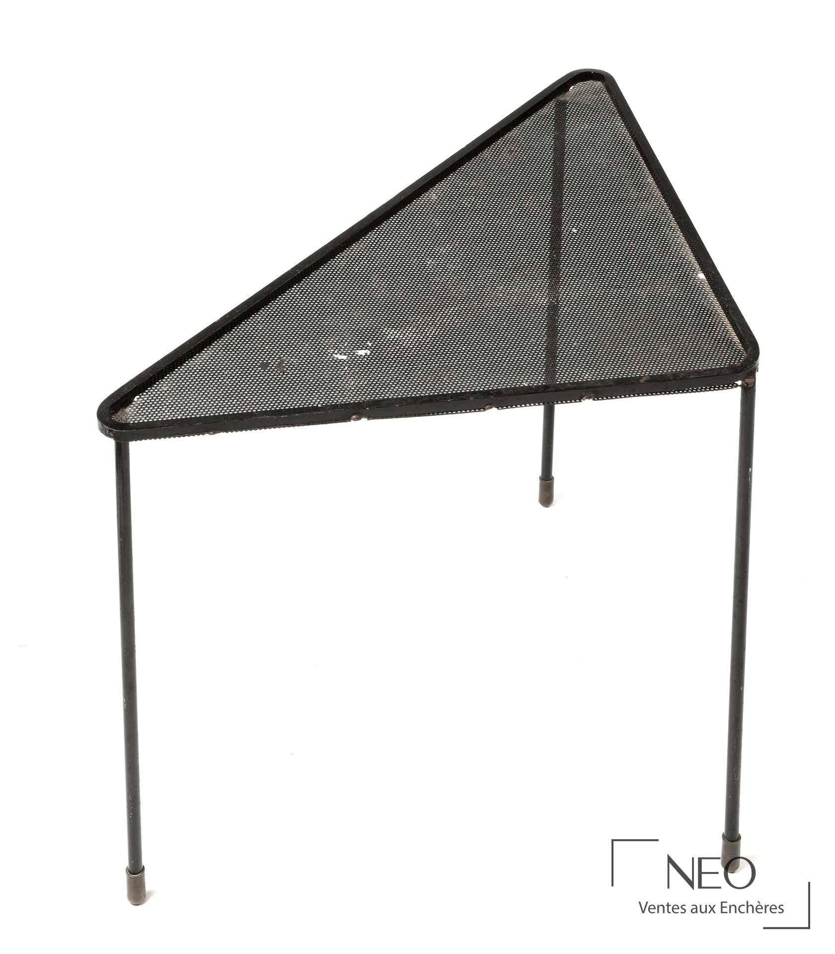 Table basse triangulaire en métal perforé noir avec piètement tubulaire