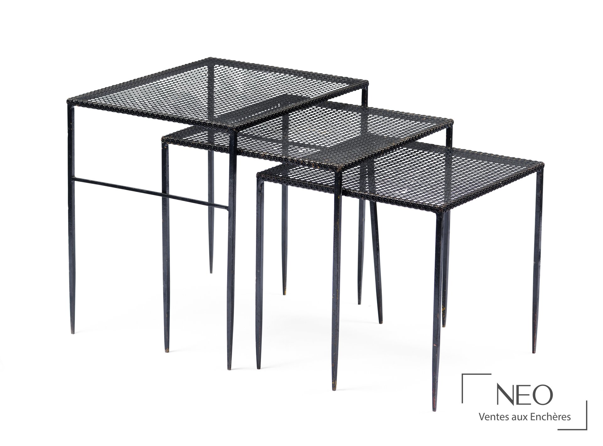 Ensemble de trois tables gigognes rectangulaires en tôle perforée noire