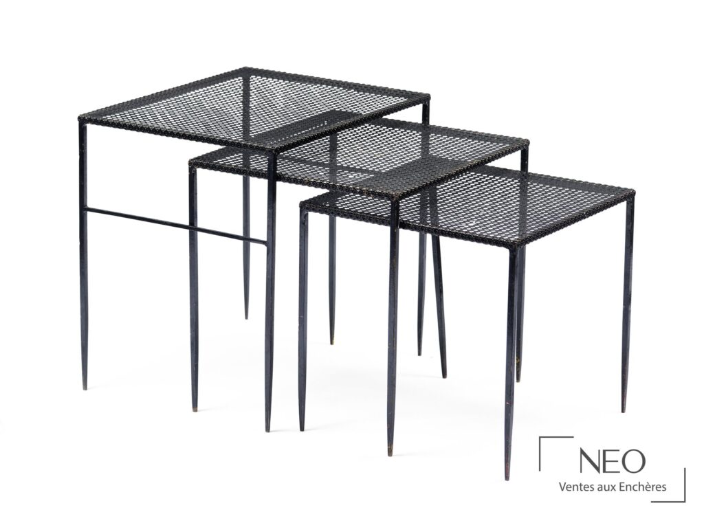 Trois tables gigognes noires en tôle perforée