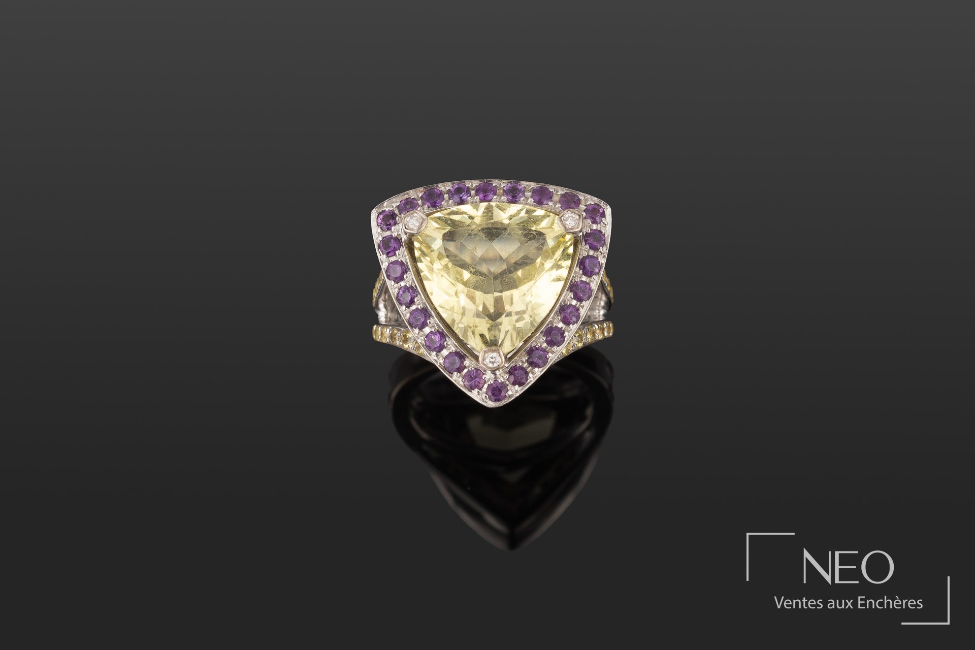 Bague MAUBOUSSIN en or blanc sertie d'une citrine centrale entourée d'améthystes violettes.