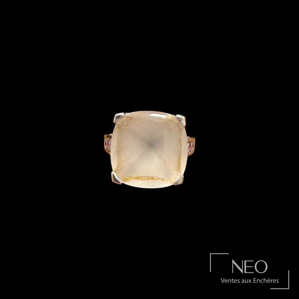 Bague Mauboussin vue de face avec quartz rose taille coussin et épaulures serties