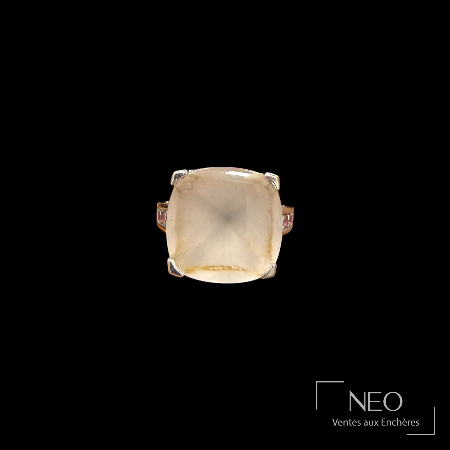 Bague Mauboussin vue de face avec quartz rose taille coussin et épaulures serties