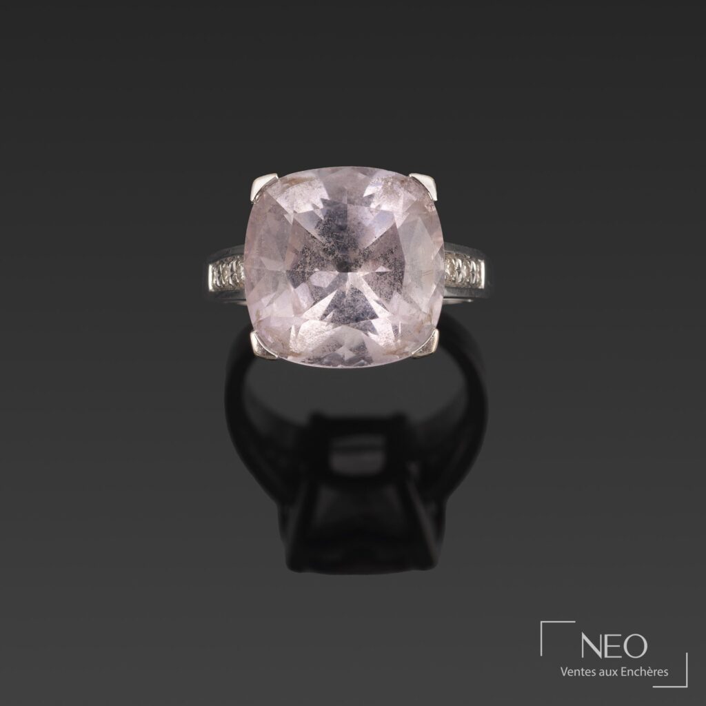 Bague Mauboussin en or gris avec quartz rose central et diamants sur les côtés