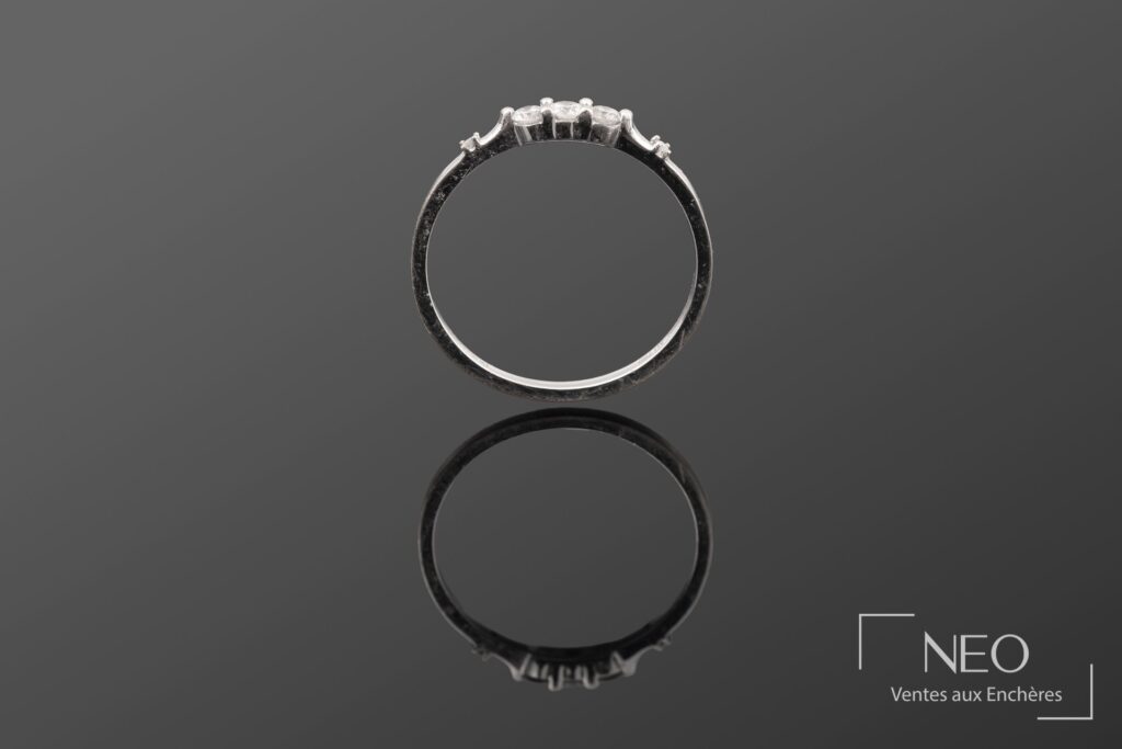 Demi-alliance Mauboussin en or gris avec cinq diamants visibles de face