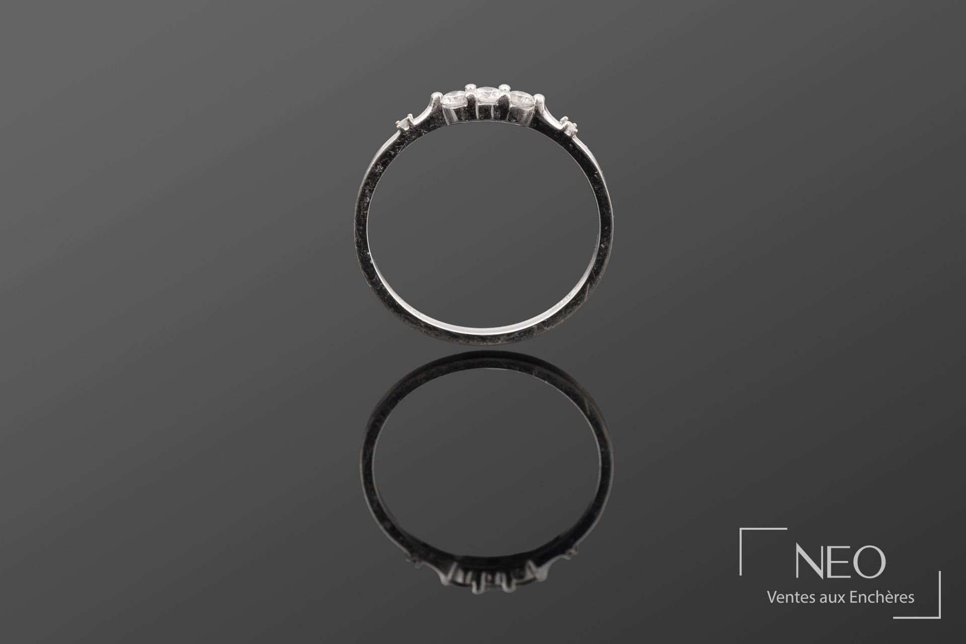 Demi-alliance Mauboussin en or gris avec cinq diamants visibles de face