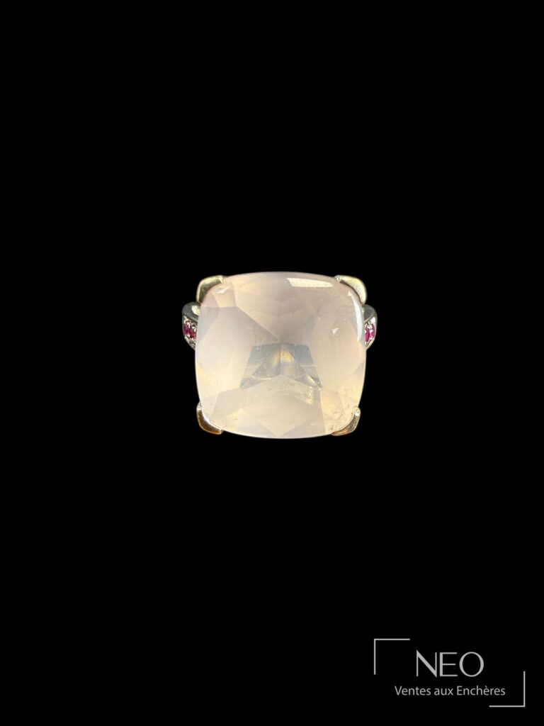 Bague Mauboussin en or blanc avec quartz rose taille coussin et rubis sur les côtés