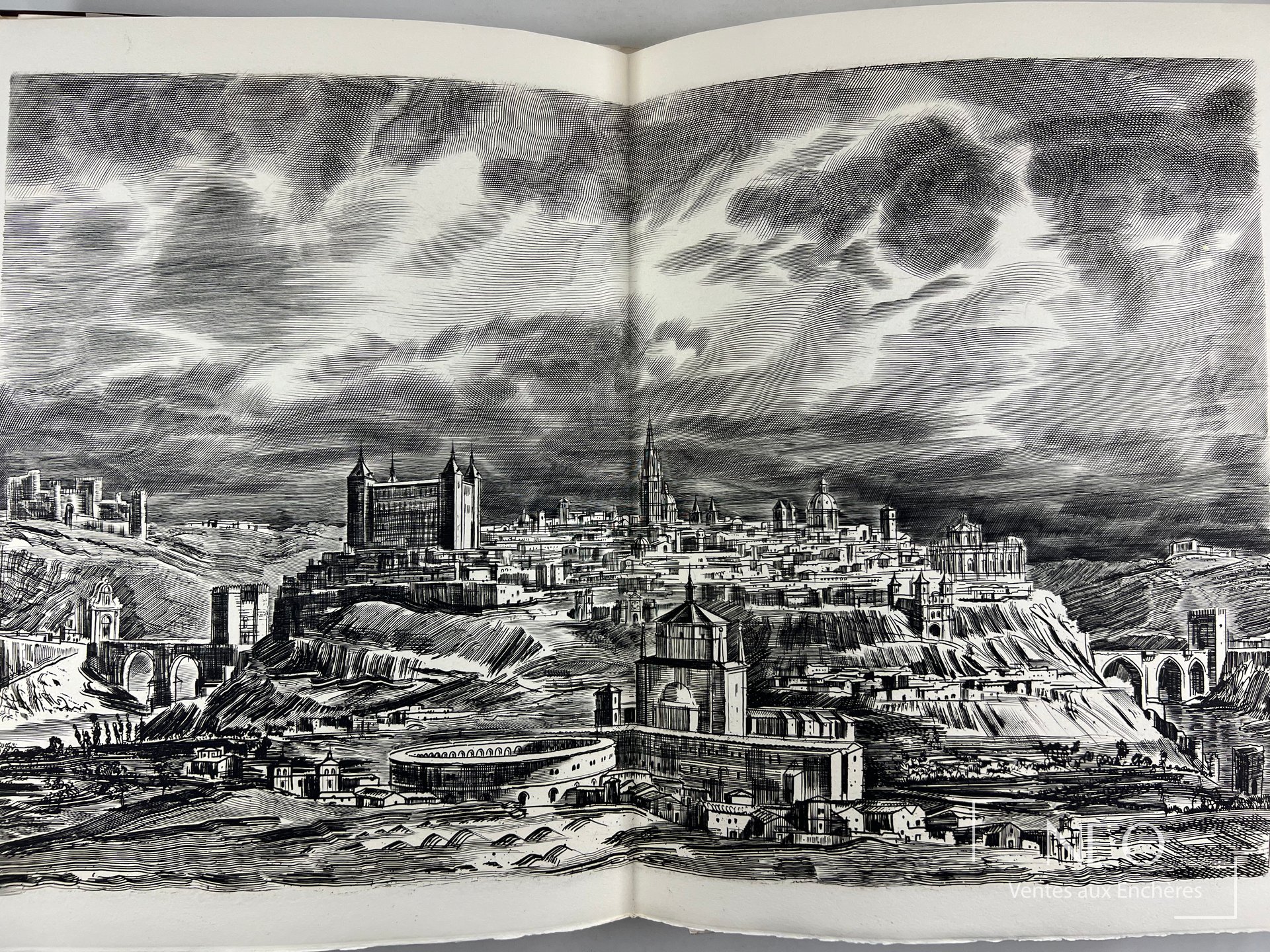 Double page ouverte avec illustration en noir et blanc d'une ville vue en panorama