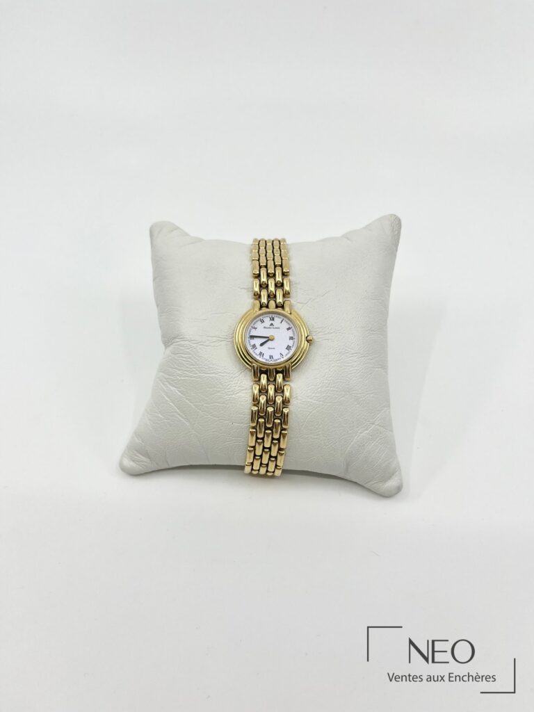 Montre Maurice Lacroix de dame en or jaune 18 carats posée sur un coussin blanc
