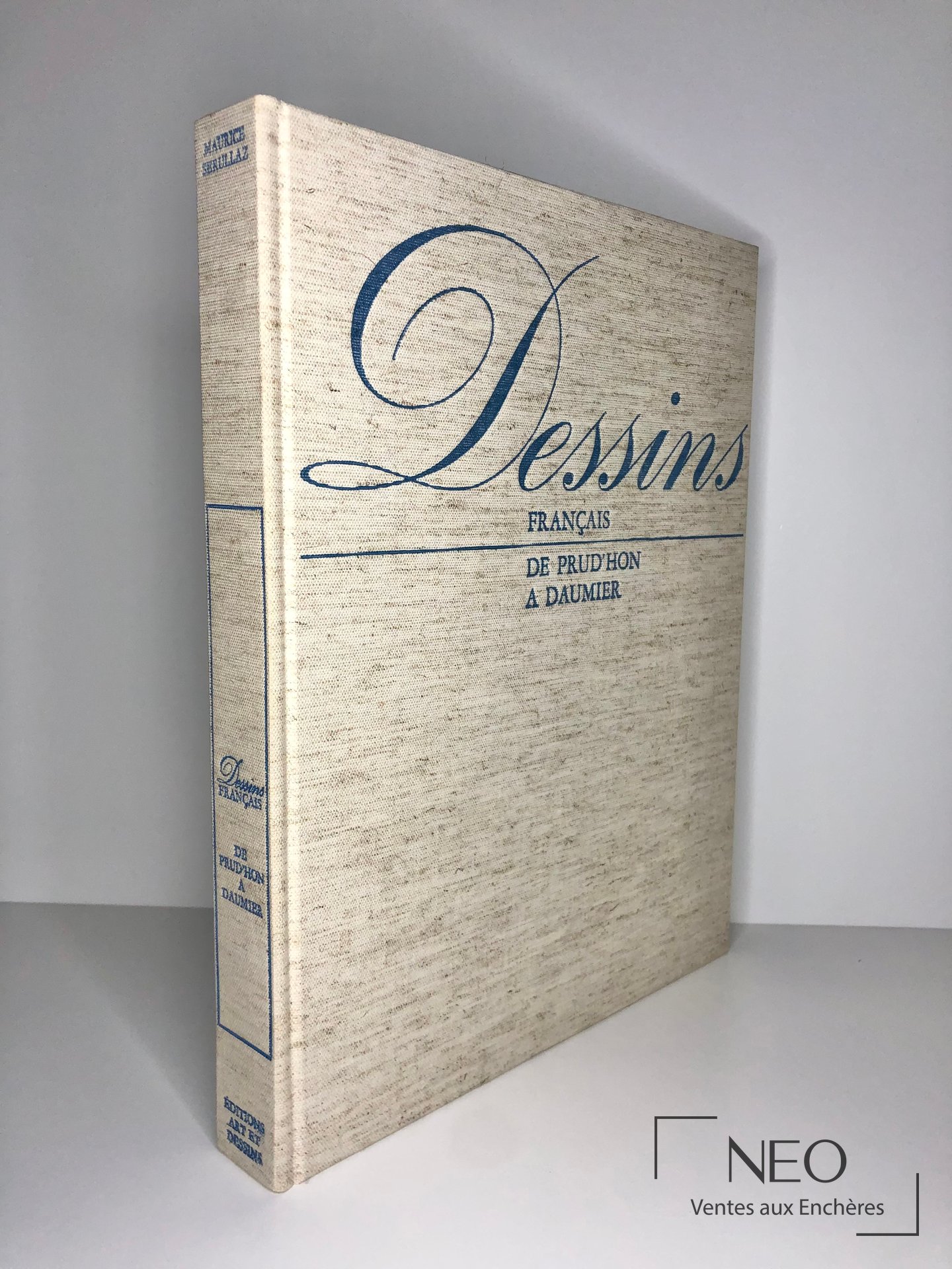 Couverture d’un livre de Maurice Serullaz en tissu gris avec titre bleu