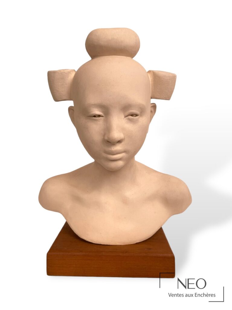 Buste féminin asiatique en terre cuite sur socle en bois