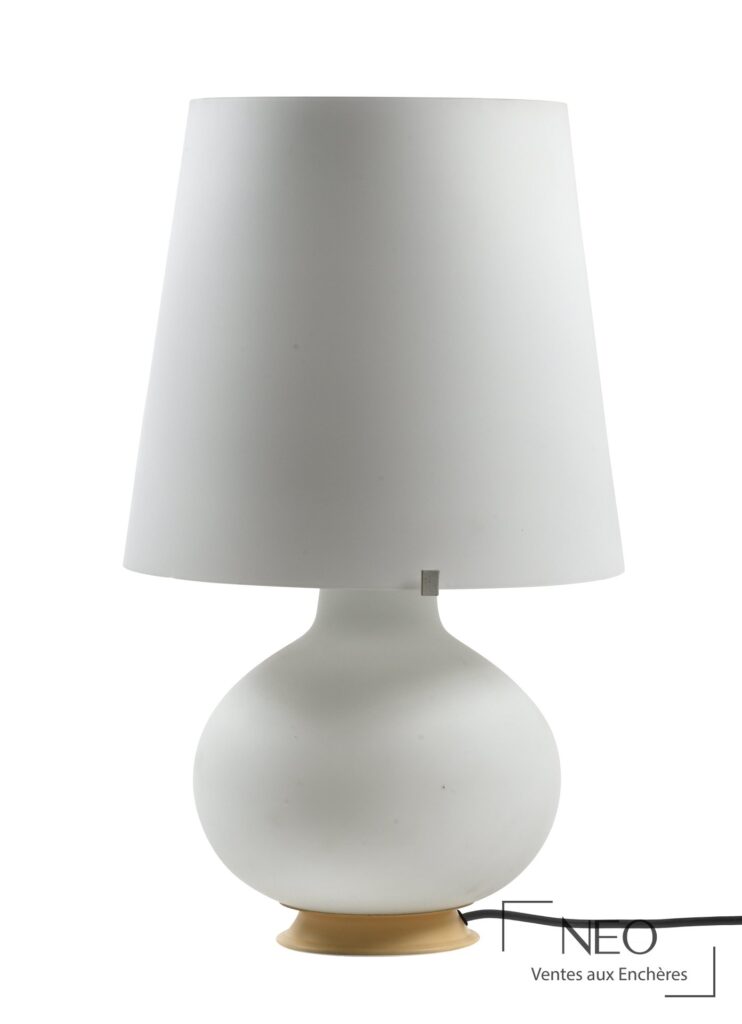 Lampe à poser en verre opalin et métal laqué blanc