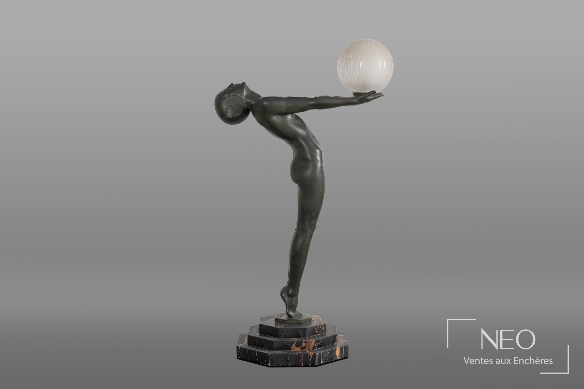 Sculpture de Max Le Verrier sur socle en marbre portor