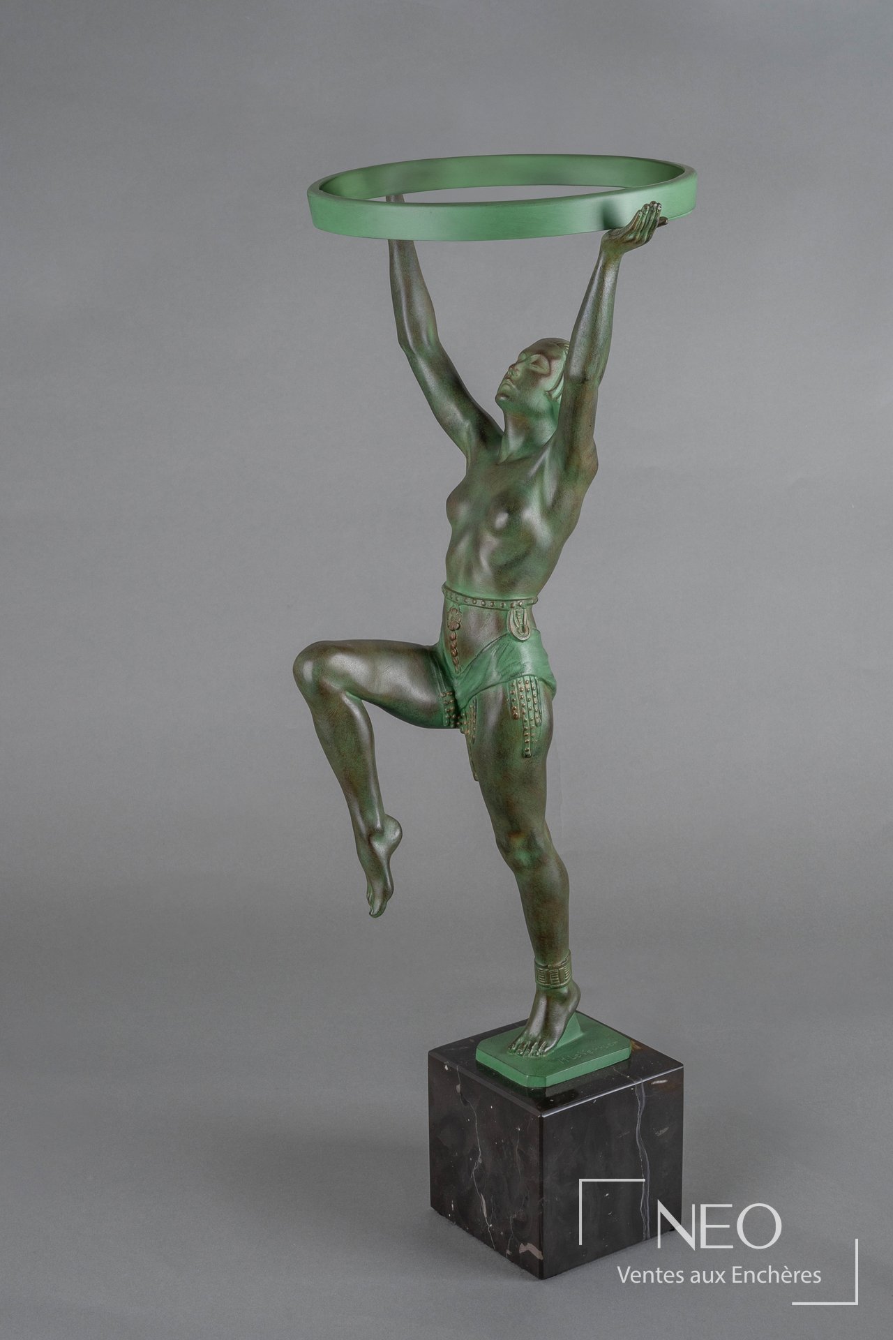 Sculpture de danseuse en régule vert sur socle noir