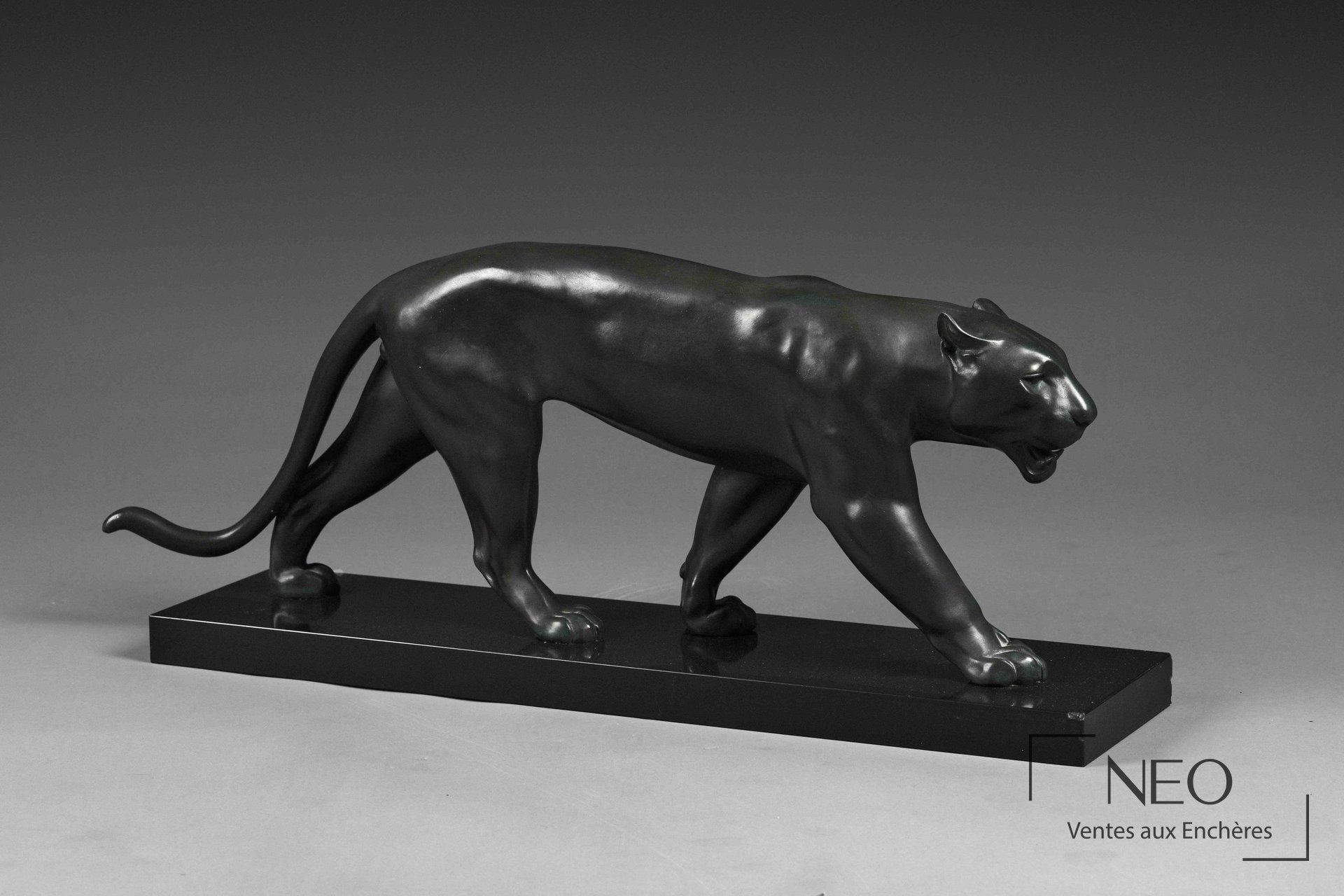 Panthère en métal à patine verte sur base rectangulaire noire