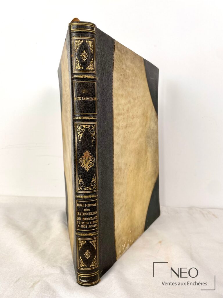 Livre relié demi-peau et coins