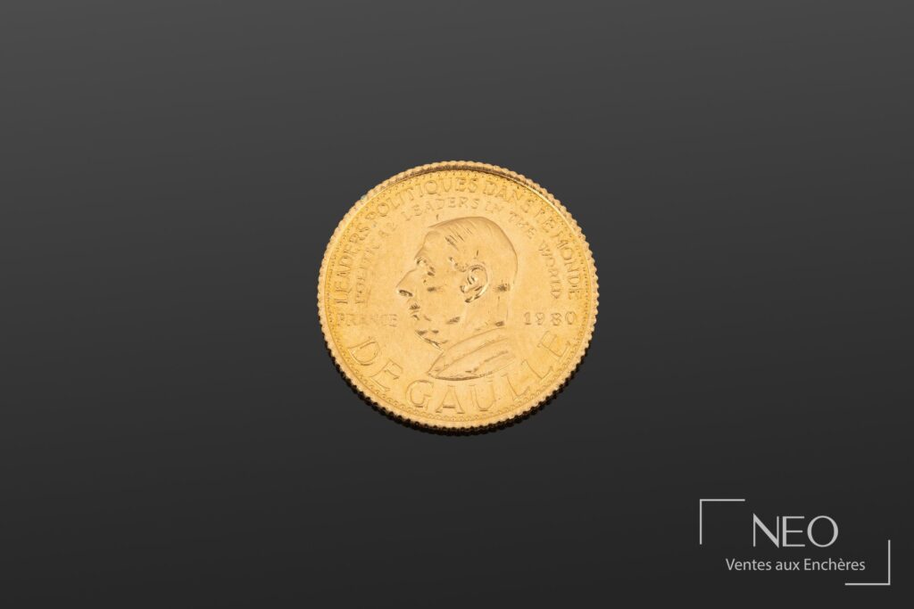 Médaille en or jaune représentant le profil de De Gaulle sur fond sombre