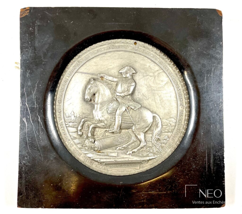 Médaille ronde représentant le Duc d’Orléans à cheval dans un cadre en bois noirci