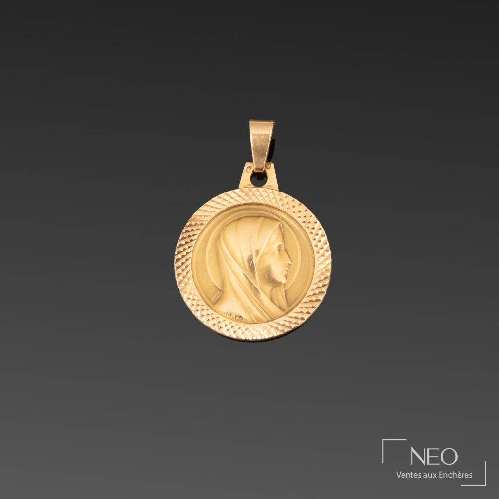 Médaille ronde en or jaune avec profil de la Vierge auréolée