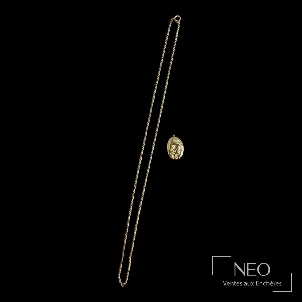 Médaille oblongue et chaîne torsadée sur fond noir
