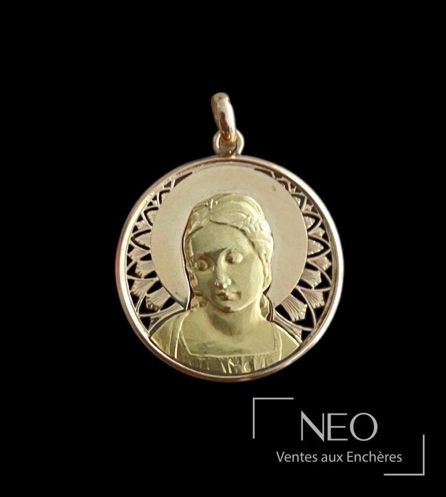 Médaille circulaire en or représentant la Vierge auréolée de face