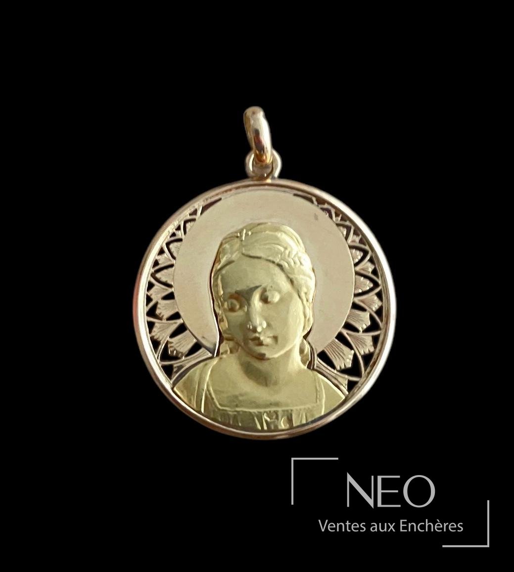 Médaille circulaire en or représentant la Vierge auréolée de face