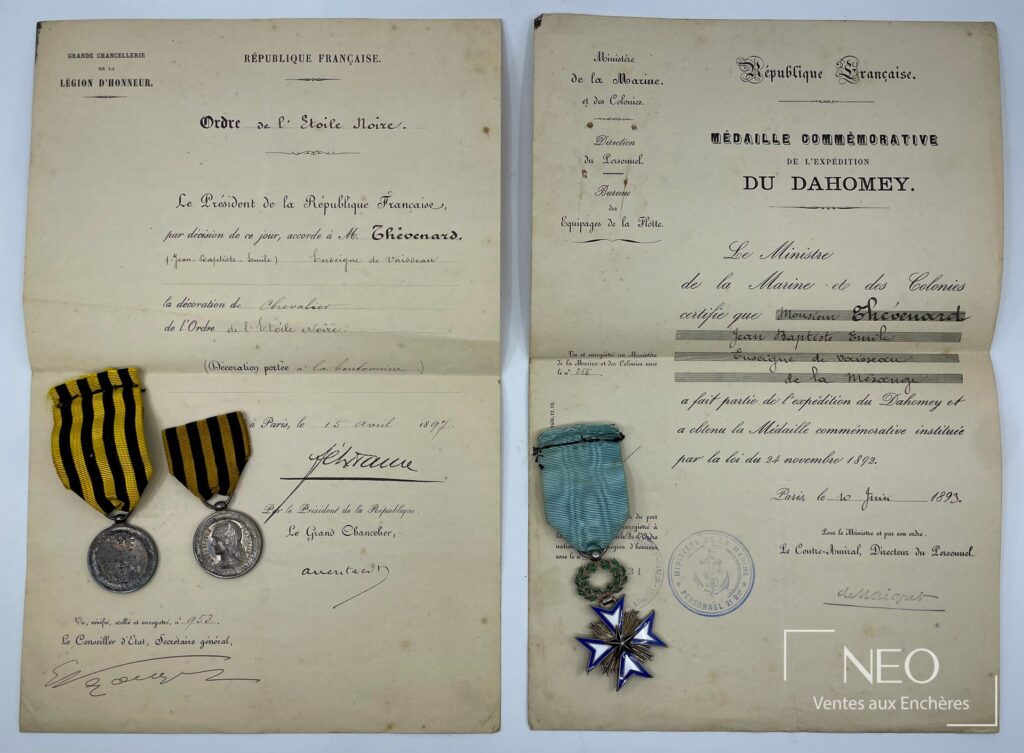 Deux diplômes français avec trois décorations suspendues et documents de délivrance