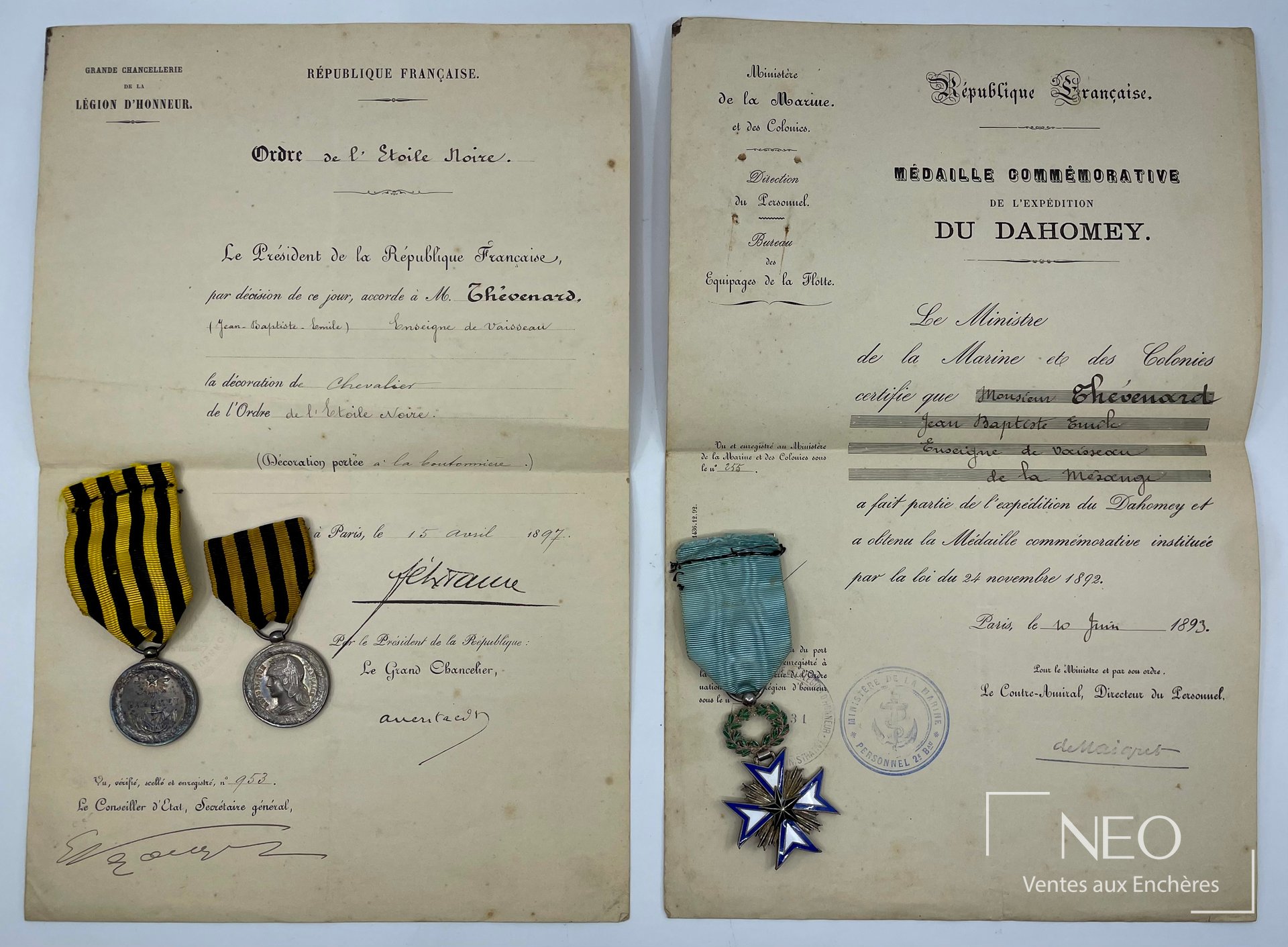 Deux diplômes français avec trois décorations suspendues et documents de délivrance