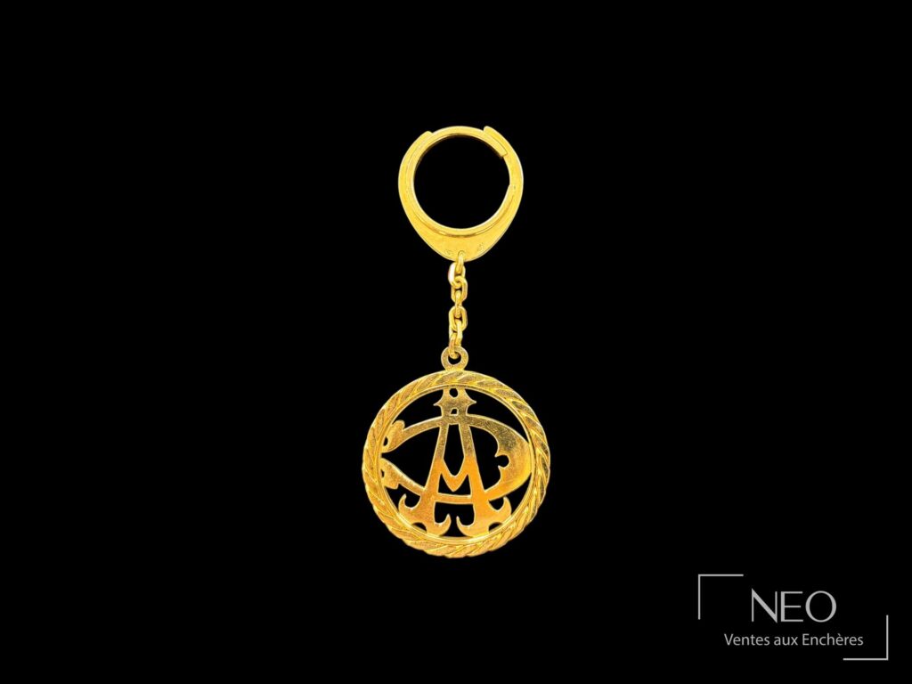 Médaillon circulaire en or jaune monté en porte-clef