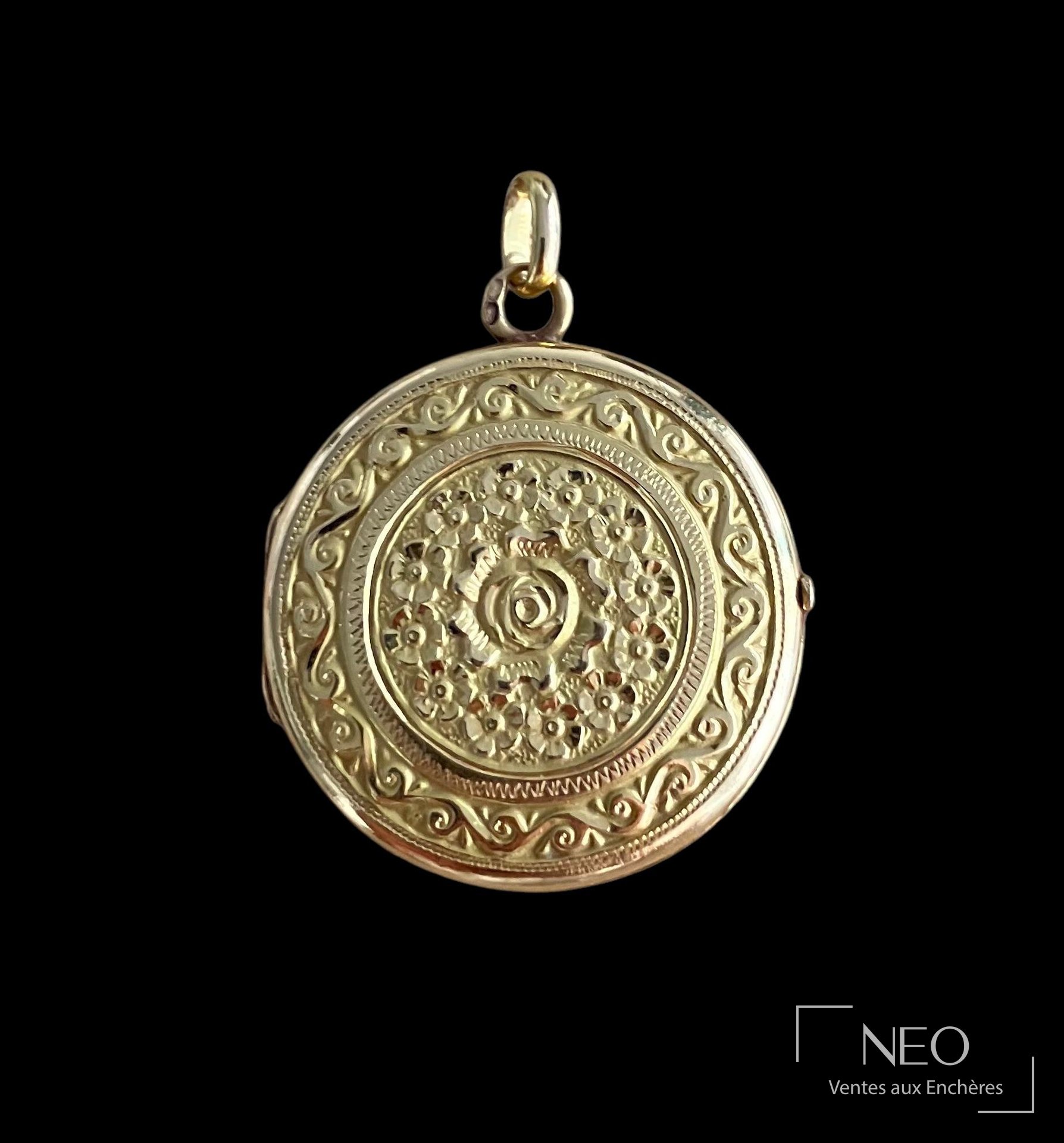 Médaillon rond ouvrant en or jaune 18 carats à décor floral